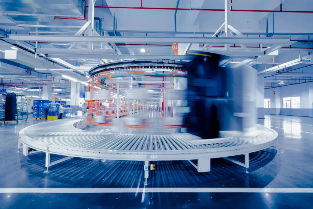 Oversiktsbilde av en høyhastighets tappelinje og pakkelinje