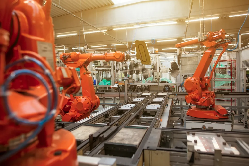 Automatisert robotproduksjonslinje i et moderne produksjonsanlegg